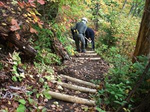 歩道に階段を設置する作業が行われていました