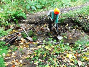 入山口近くの歩道下に川があり、枯葉や枝により流れが止まっていたため、整備を行いました。
