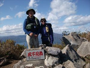 山頂でお会いした方々に登山ルールに関するリーフレットをお渡ししました。