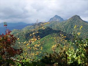 見晴台から見た小天狗岳（標高765メートル、手前）と定山渓天狗岳（標高1145メートル）