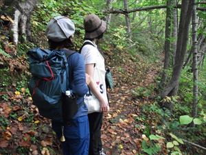 歩道上でお会いした方に登山ルールに関するリーフレットをお渡ししました。