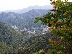 山頂手前から、定山渓温泉街が見えます。