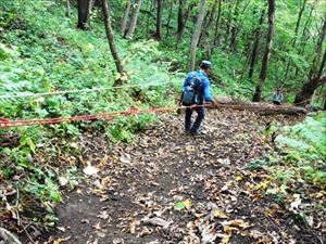 中央コースから登られた方ですが、安全のために西口コースを下山してきたとのことです。