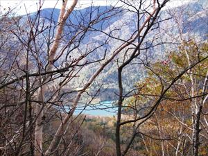 第二見晴台手前の歩道から見たオコタンペ湖