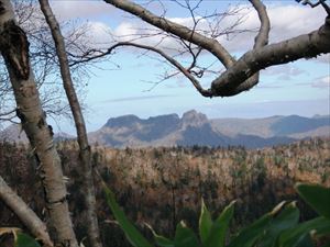 ハシゴを登りきると定山渓天狗岳がきれいに見えます。