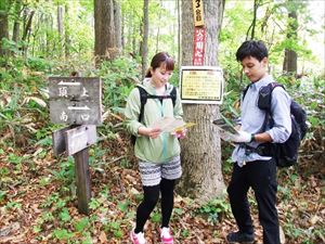 歩道上でお会いした方に登山ルールに関するリーフレットをお渡ししました。