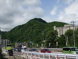 国道230号線から見た朝日岳の全景