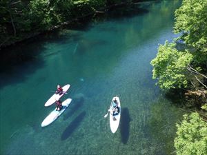 支笏湖畔の千歳川を気持ちよさそうにカヤックが進んでいきます。