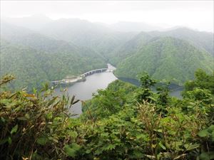 山頂から見たさっぽろ湖の様子