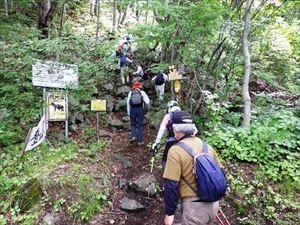 八剣山南口で北広島の登山同好会の18名の皆さんにお会いしました。