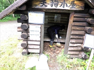 定山渓天狗岳天狗小屋内の枯葉清掃や放置されていたペットボトル等の回収