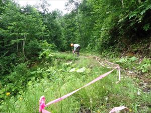 歩道脇が決壊しています。 危険防止のためのピンクテープを張り替え