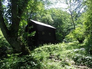 入林口から約1時間半歩いたところにある冷水小屋。