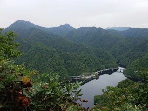 山頂付近から見たさっぽろ湖と烏帽子岳（左）、神威岳（右）