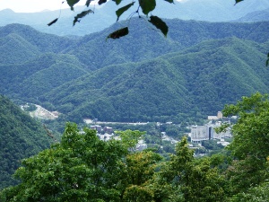 山頂手前から見た定山渓温泉街