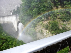 定山渓ダムの放水で大きな虹