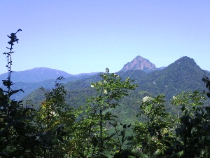 余市岳（左）、定山渓天狗岳（中央）、小天狗岳（右）