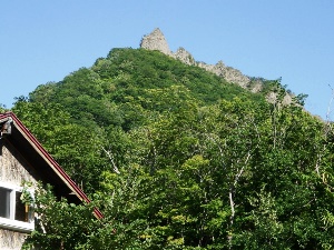 西口方面から見た八剣山