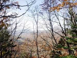枯葉が落ち、山頂から余市岳（左）、定山渓天狗岳（右）が望めるようになりました。