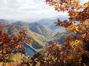 山頂から見た札幌ダム、定山渓温泉街の様子です。