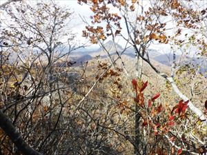 木々の葉が落ち、山頂からは定山渓天狗岳・余市岳・無意根山等が望めるようになりました。