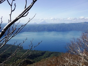 山頂から見た支笏湖の様子