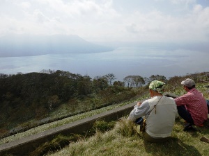 紋別岳山頂から見た風不死岳も樽前山も霞んでいます