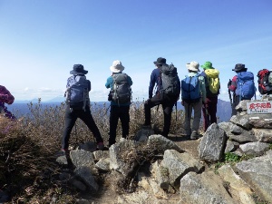 山頂ではたくさんの方々が支笏湖の眺望を楽しんでいました