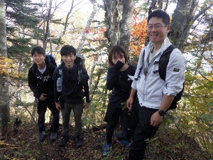 歩道上でお会いした大学生のグループ