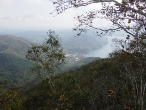 山頂手前から見た支笏湖温泉街