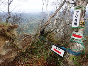 上りと下りに分かれた専用の歩道