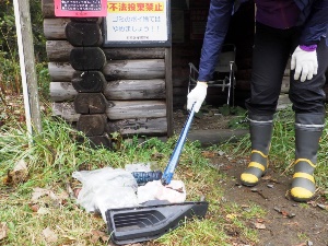 札幌岳冷水小屋前の駐車場にはゴミが放置