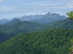 残雪のある無意根山と定山渓天狗岳（手前）