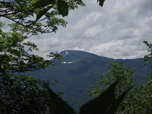 山頂手前から見た無意根山の様子