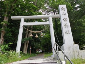 定山渓神社の奥に夕日岳の入林口があります。