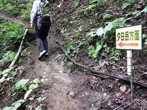 歩道上の案内板を補修しました。