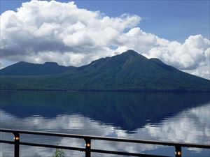 風不死岳（右）と樽前山（左）