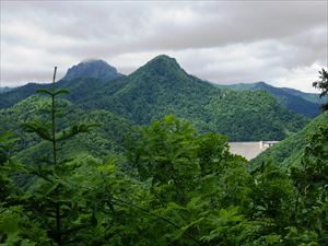 見晴台から見た定山渓天狗岳（奥）、小天狗岳（手前）