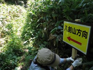 西口コースにある案内看板が破損しており、再設置しました。