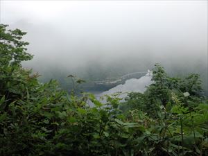 山頂手前から見たさっぽろ湖の様子、雲がかかっている状態でした。