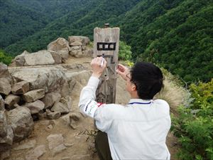 山頂の標高案内看板の表記が見えにくくなっていたため、補修を行いました。