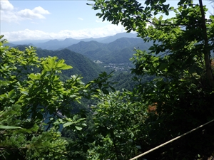 同じく山頂手前から見た定山渓温泉街の様子