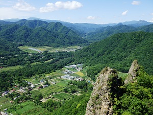 山頂からの様子。遠くに無意根山、札幌岳などが展望できます