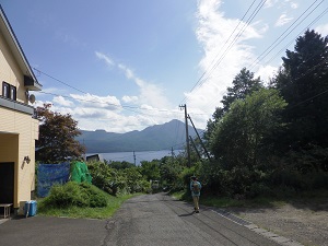 紋別岳駐車スペースから見た風不死岳(右)、樽前山(左)