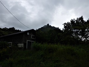 八剣山西口から見た山頂の様子