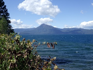 モラップキャンプ場から見た支笏湖と恵庭岳