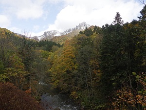 同じく、無意根山元山コースへ向かう途中の橋から見た紅葉と定山渓天狗岳の様子