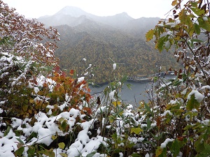 山頂手前から見たさっぽろ湖と烏帽子岳（左）、神威岳（右）