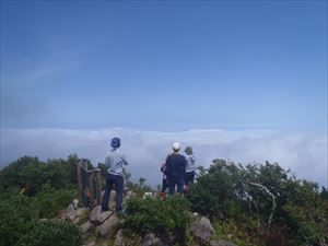 ホロホロ山山頂では、支笏湖方面に広がる雲海を見ながら登山者とお話ししました。