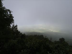 雲に霞んで岩内の町や海は見えませんでした。